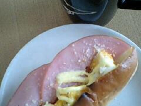 朝食に☆卵とハムのロールパンサンド